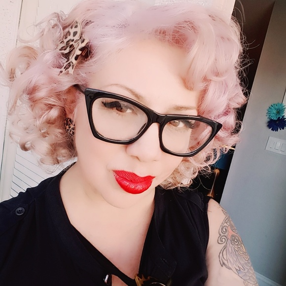 Meet your Posher, Gloria - Picture 2 of 2